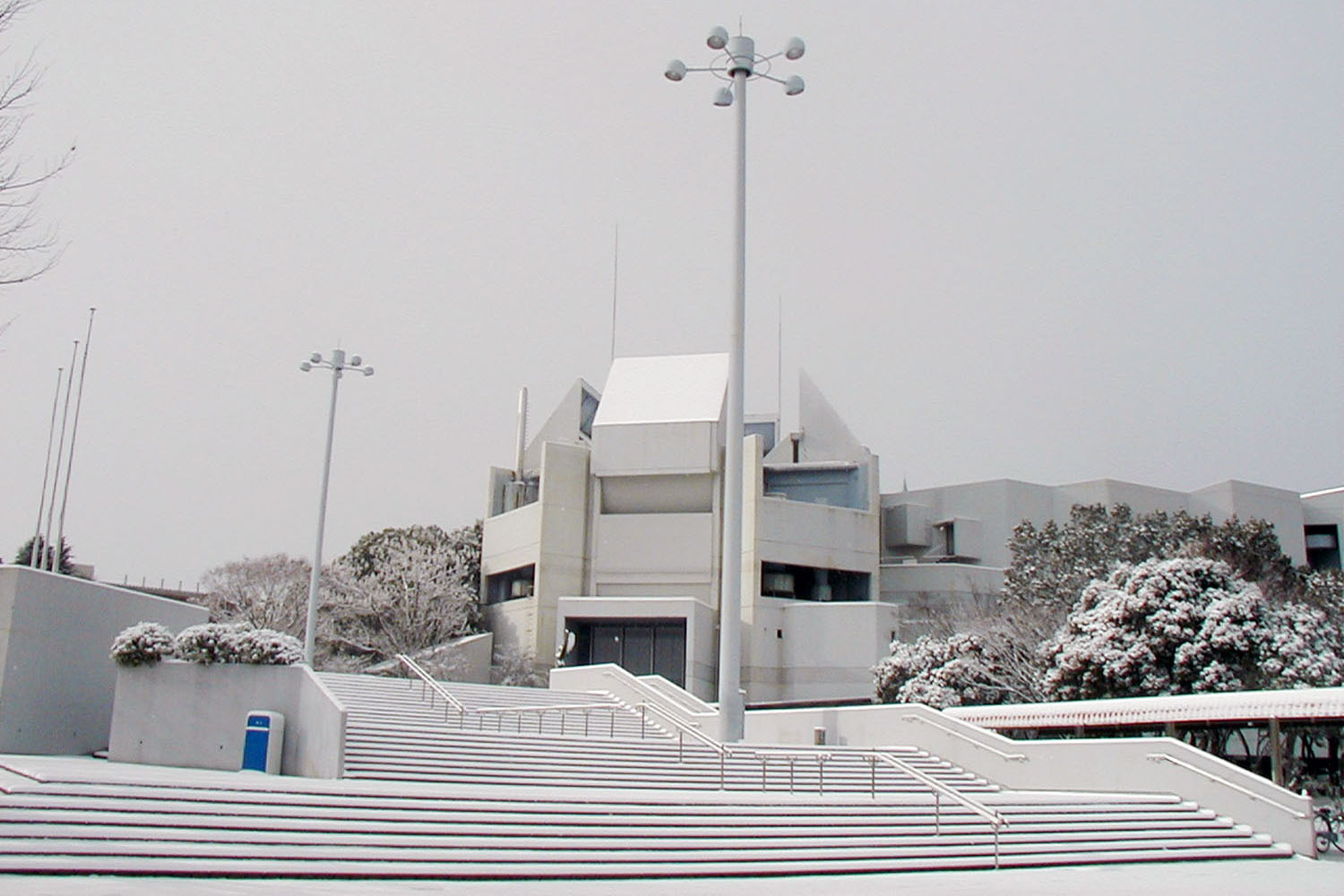大雪に見舞われた姫路市文化センター正面からの画像